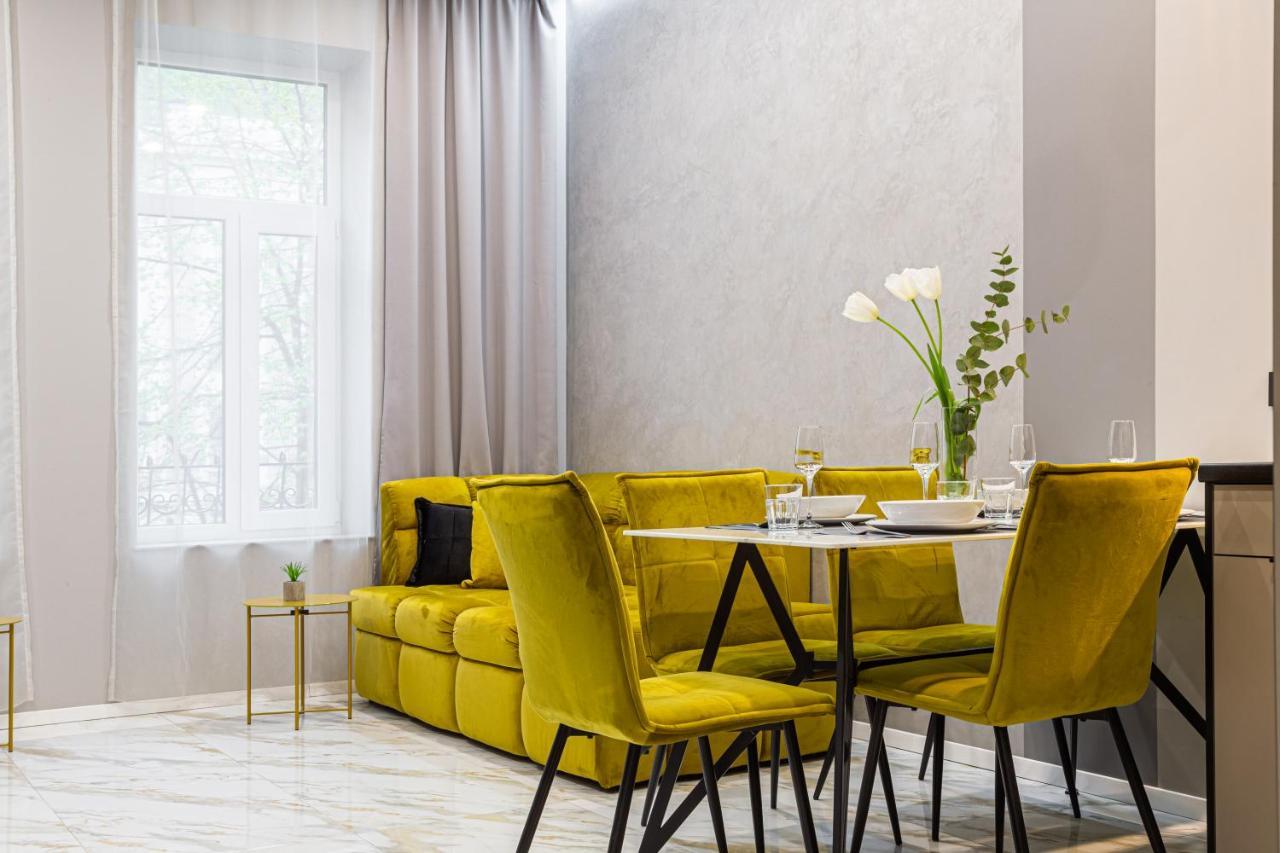 Family Residence Boutique Apartments Lviv Extérieur photo