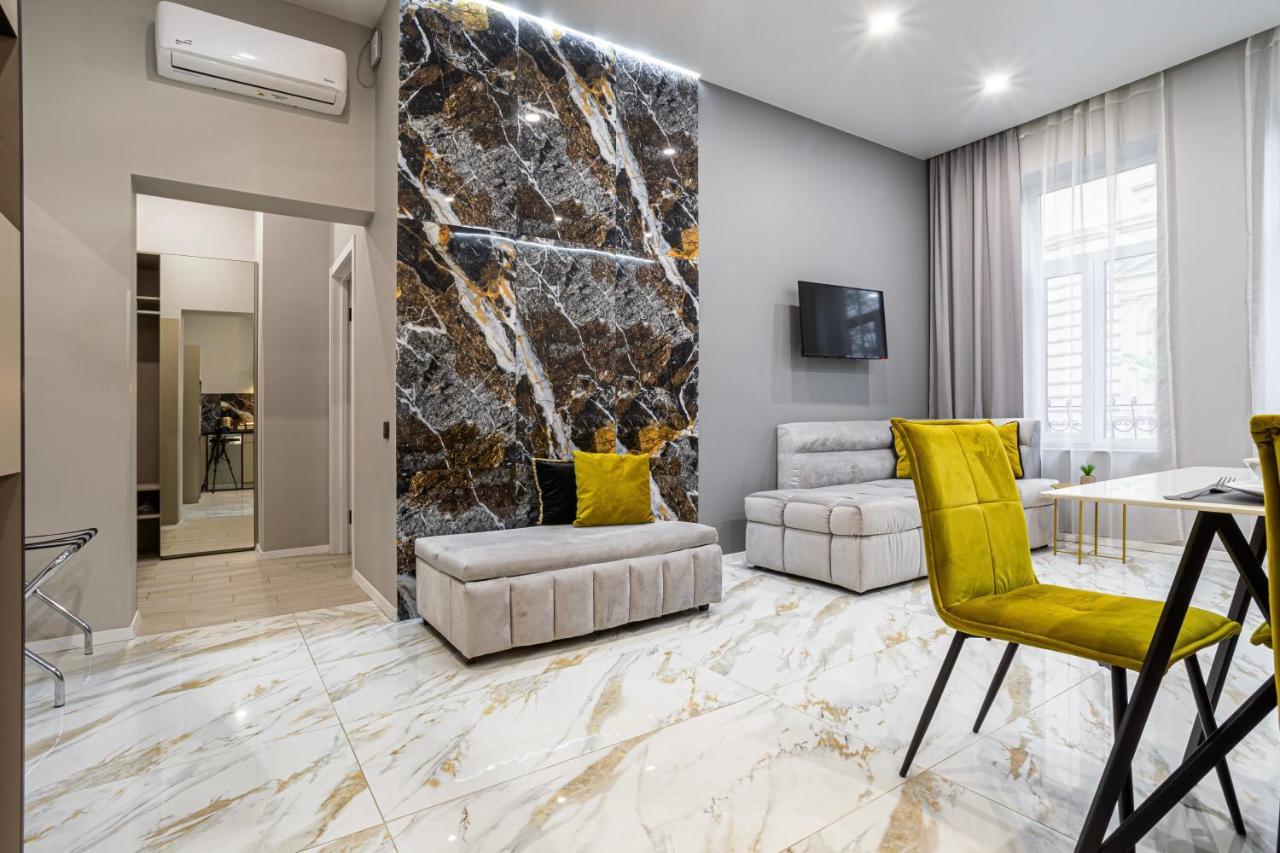 Family Residence Boutique Apartments Lviv Extérieur photo