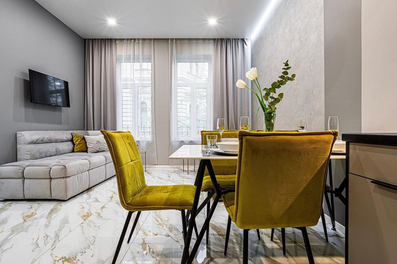 Family Residence Boutique Apartments Lviv Extérieur photo