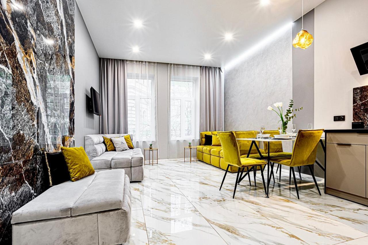 Family Residence Boutique Apartments Lviv Extérieur photo