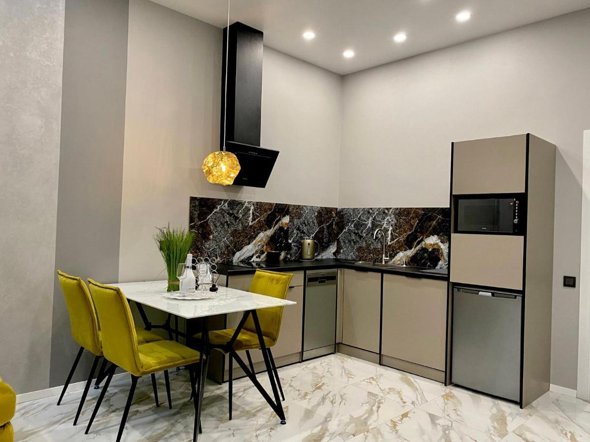 Family Residence Boutique Apartments Lviv Extérieur photo