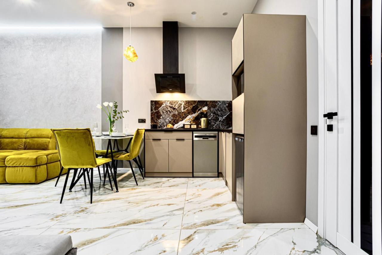 Family Residence Boutique Apartments Lviv Extérieur photo