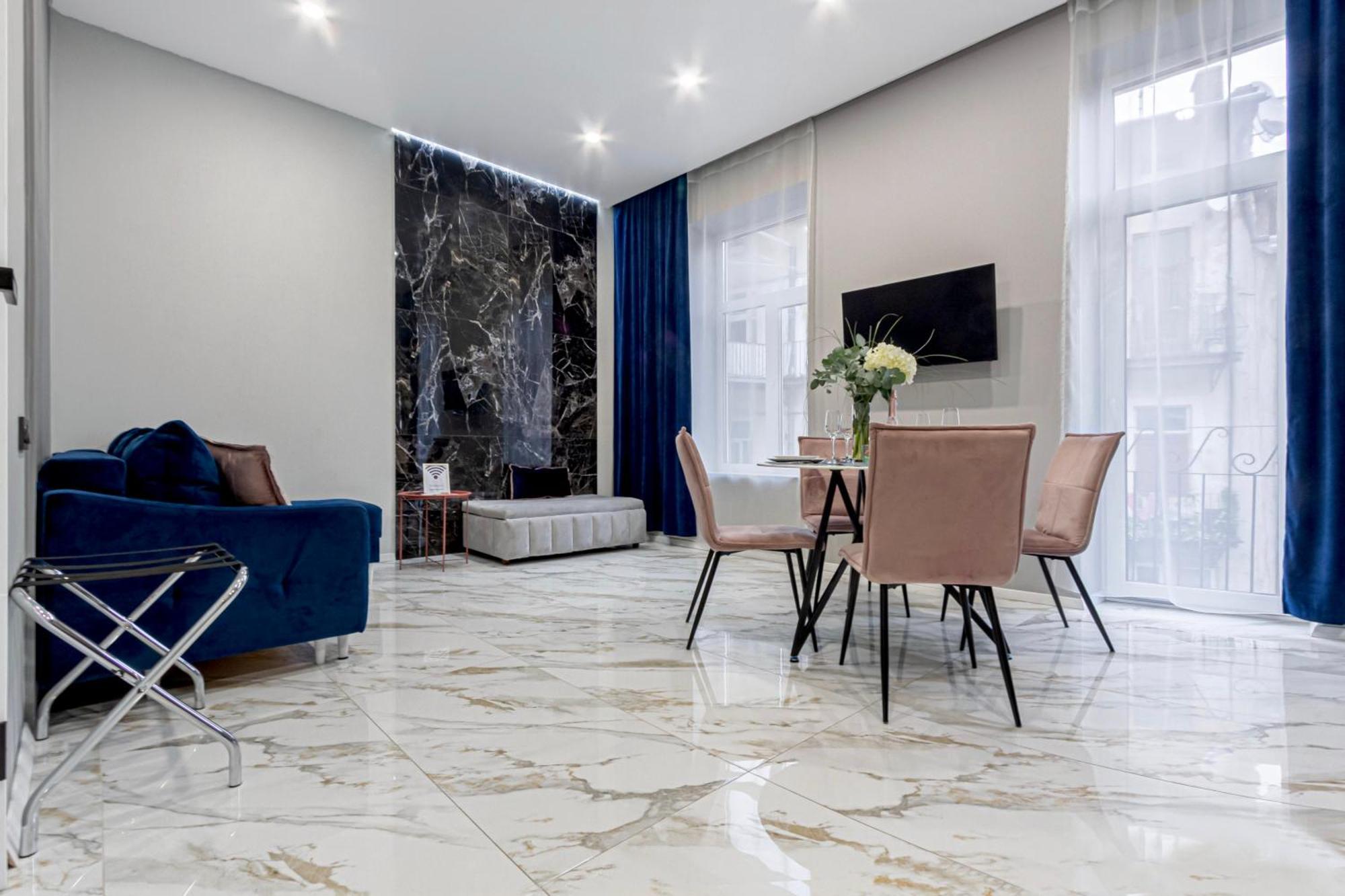 Family Residence Boutique Apartments Lviv Extérieur photo