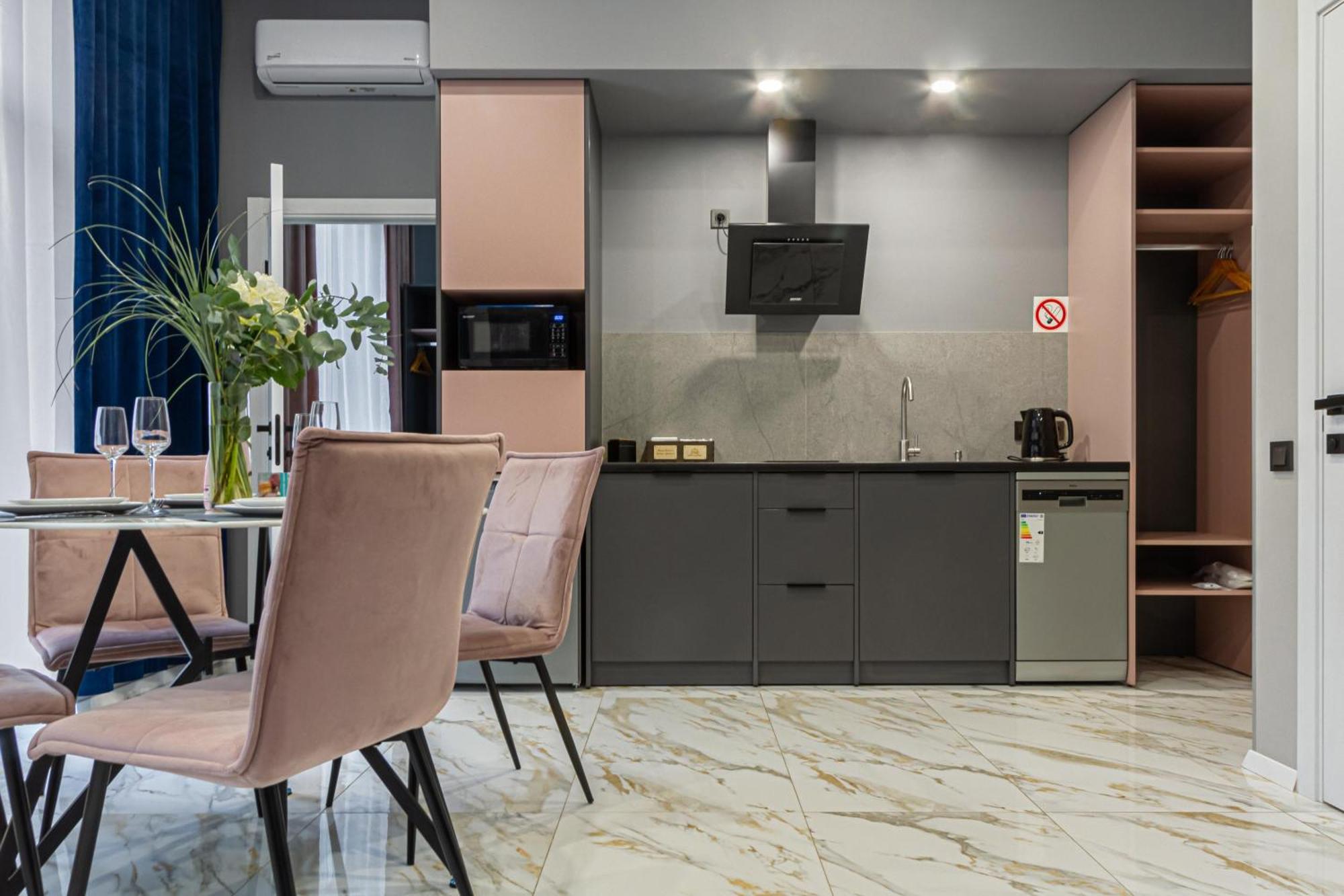 Family Residence Boutique Apartments Lviv Extérieur photo