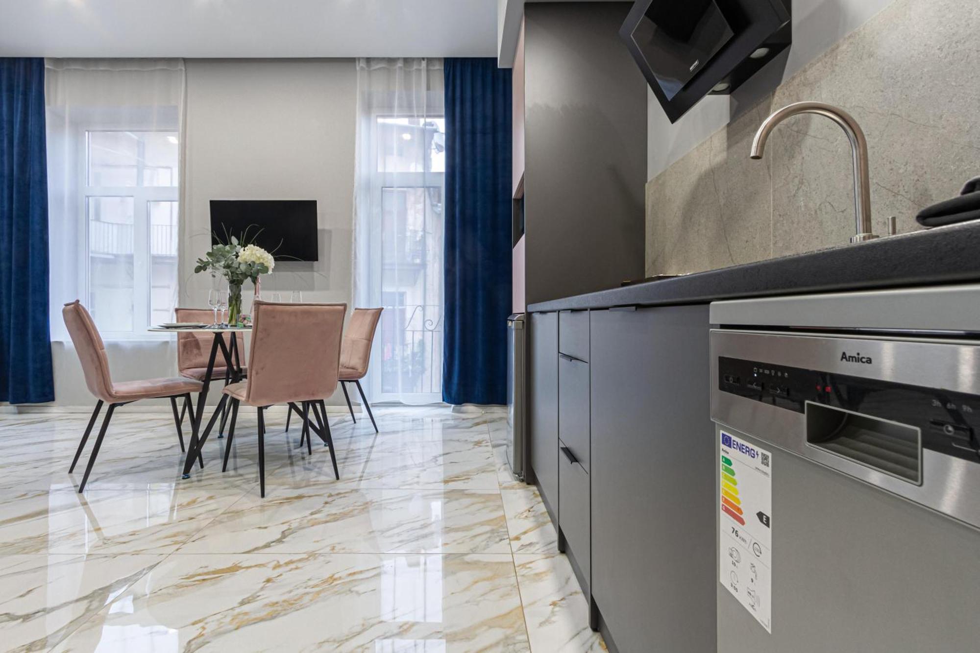 Family Residence Boutique Apartments Lviv Extérieur photo