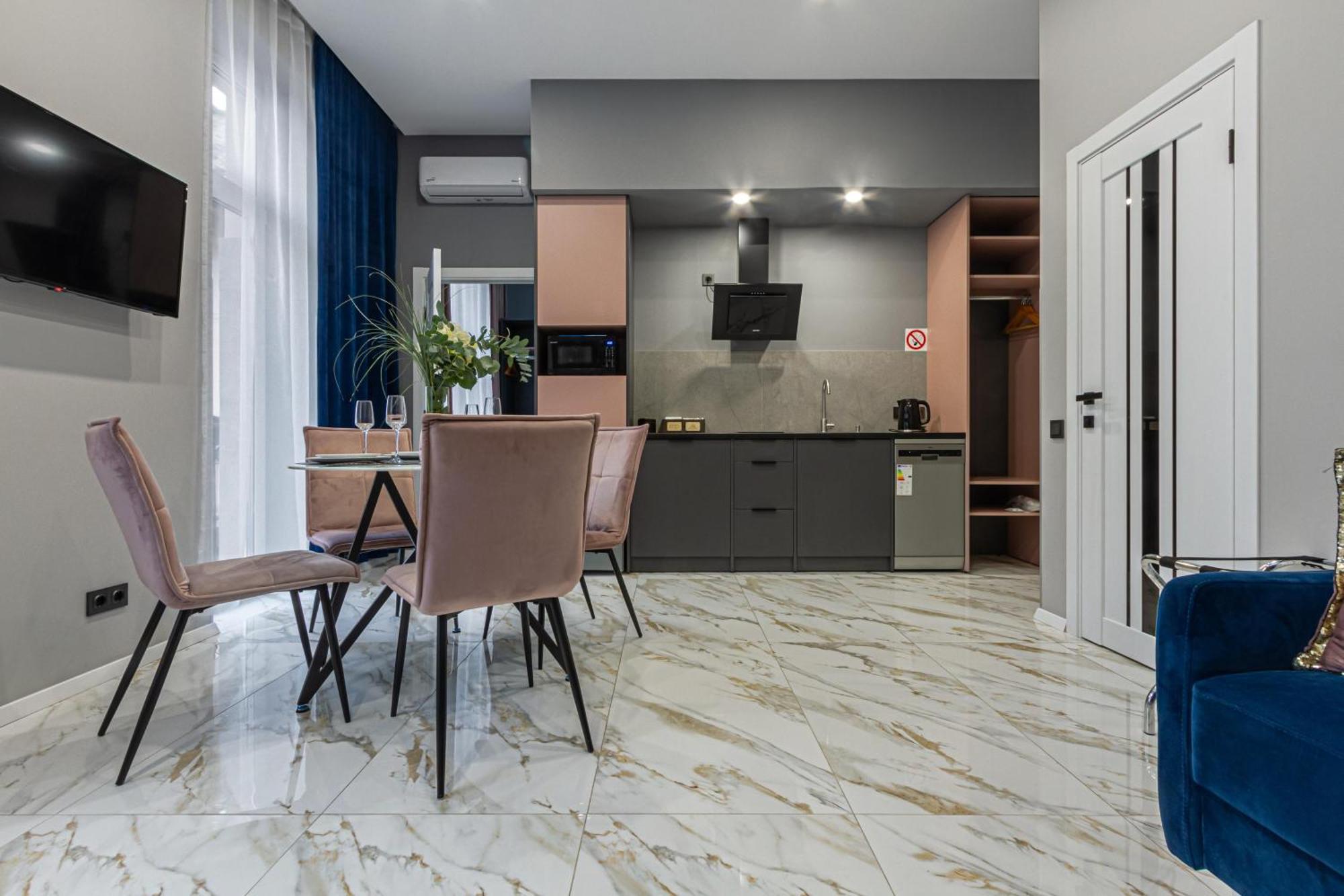 Family Residence Boutique Apartments Lviv Extérieur photo